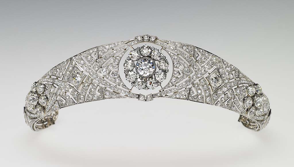 De diamanten en platina tiara Her Majesty The Queen. Images are for one-time use only in connection with the special exhibition 'A Royal Wedding: The Duke and Duchess of Sussex', on display at Windsor Castle (26 October 2018 - 6 January 2019)and the Palace of Holyroodhouse (14 June - 6 October 2019). Images are not to be archived, sold on or used out of context. Credit: Royal Collection Trust /