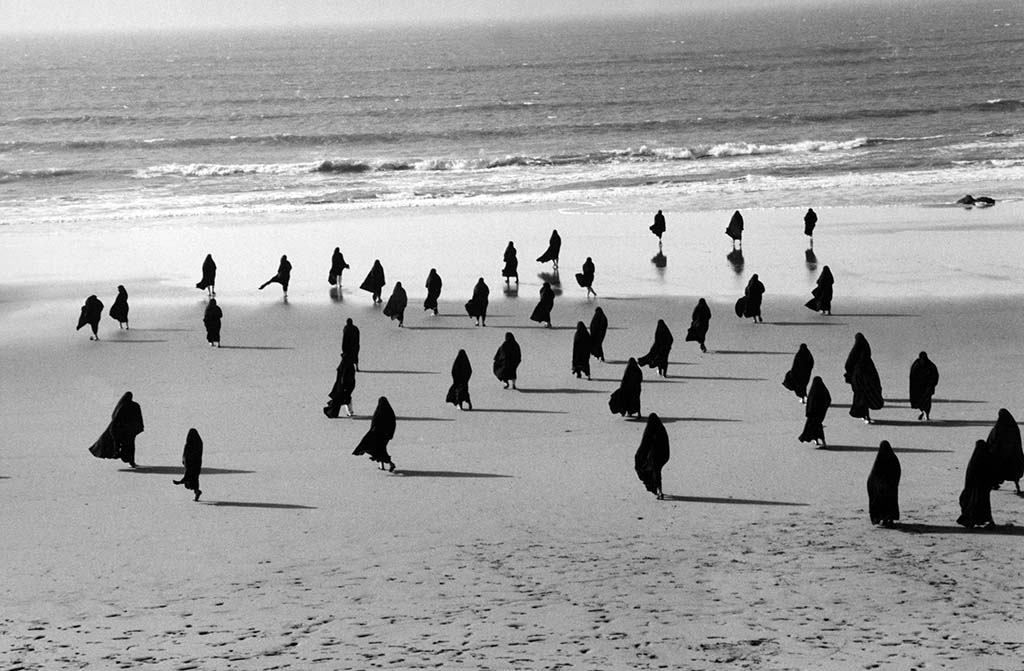 Rapture_-de-vrouwen-op-het-strand-Rapture-film-still-1999-foto-Larry-Barns-©-Shirin-Neshat-courtesy-de-kunstenaar-en-Gladstone-Galler