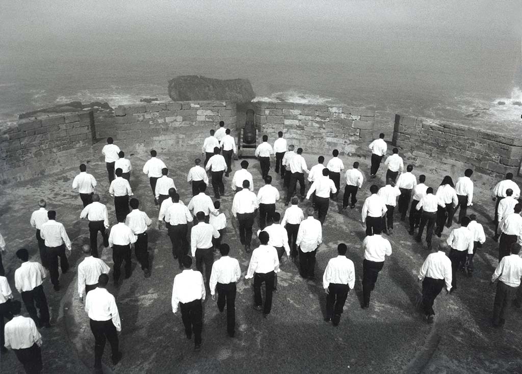 Rapture_Men_backside-film-still-1999-foto-Larry-Barns-©-Shirin-Neshat-courtesy-de-kunstenaar-en-Gladstone-Gallery