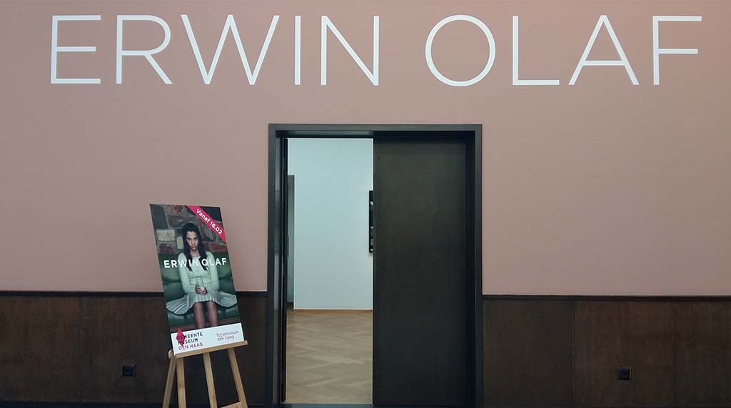 Erwin_Olaf-entree-expositie-Gemeentemuseum-2019-foto-Wilma-Lankhorst-kleur-poederdoos-mw.OLaf