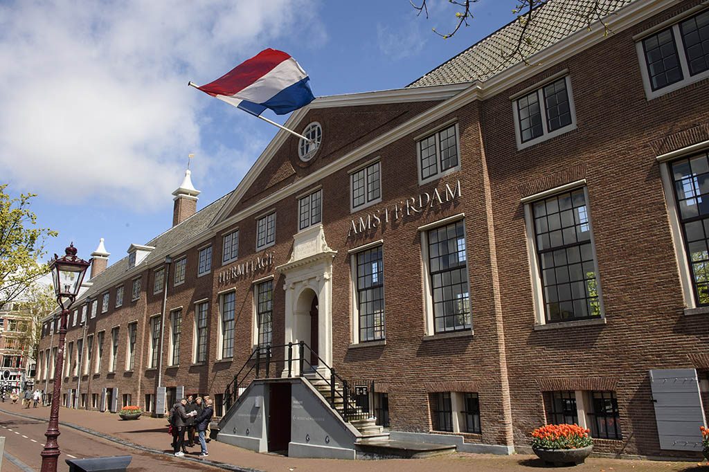 Hermitage_Amsterdam-algemeen-_met_vlag_foto-Roy-Beusker