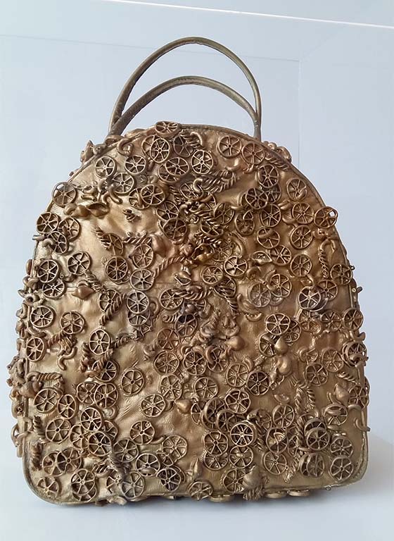 Yayoi_Kusama_Macaroni-handbag-1965-coll.-Voorlinden-foto-Wilma-Lankhorst