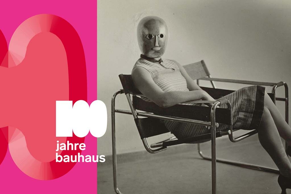 Bauhaus_100_Frau-im-Clubsessel-B3-von-Marcel-Breuer-1927-Masker-Oskar-Schlemmer-jurk-Lis-Beyer-foto-Arieh-Sharon-1962.