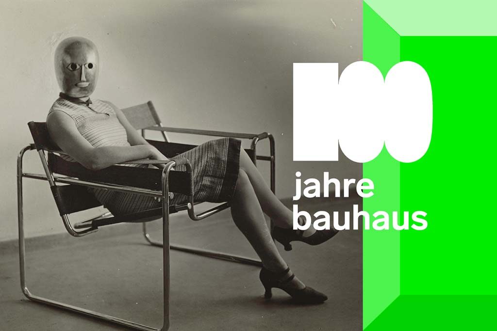 Bauhaus_100_Frau-im-Clubsessel-B3-von-Marcel-Breuer-1927-Masker-Oskar-Schlemmer-jurk-Lis-Beyer-foto-Friederike-Holländer-2017