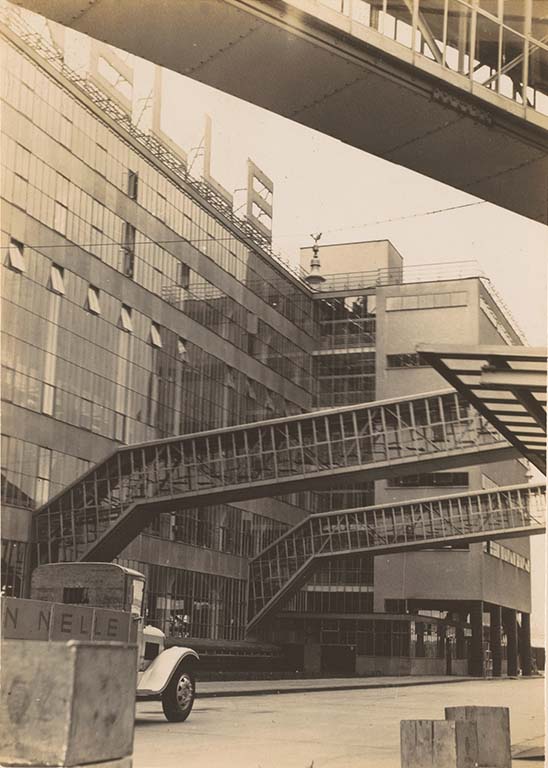 Bauhaus_RotterdaM-Iwao-Yamawaki-De-van-Nelle-fabriek-in-Rotterdam-ca.-1930-1932.-Rijksmuseum-Amsterdam.-©-erven-Iwao-Yamawaki