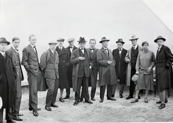 Bauhaus groepsfoto_Bauhaus-docenten op het dak van de school