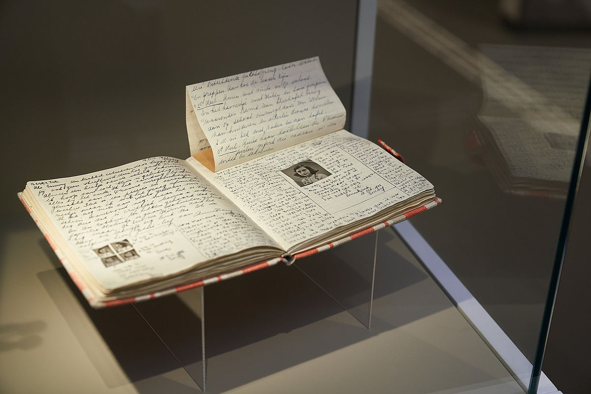 Dagboek Anne Frank in het Anne Frank Zentrum in Berlijn foto Gregor Zielke
