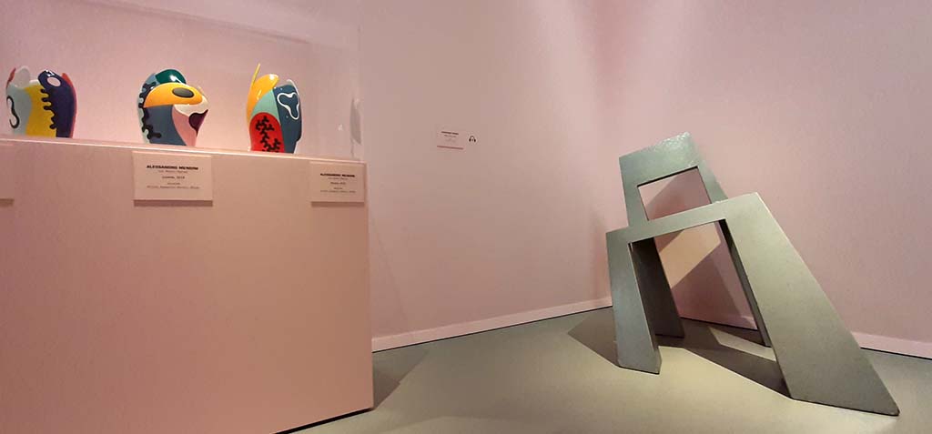 Mondo_Mendini_zaal 1 Matisse vazen en scheve stoel © Wilma Lankhorst
