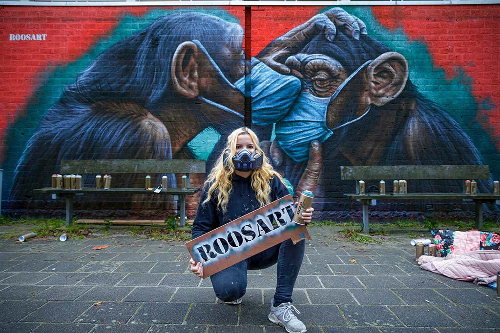 RoosArt Amsterdam_ Gaasterlandstraat_twee chimps met mondkapjes (2020) © RoosArt