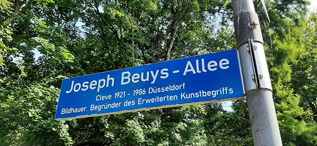 Beuys 2021 Kleve_straatbordje_met verkeerde geboorteplaats © foto Wilma_Lankhorst