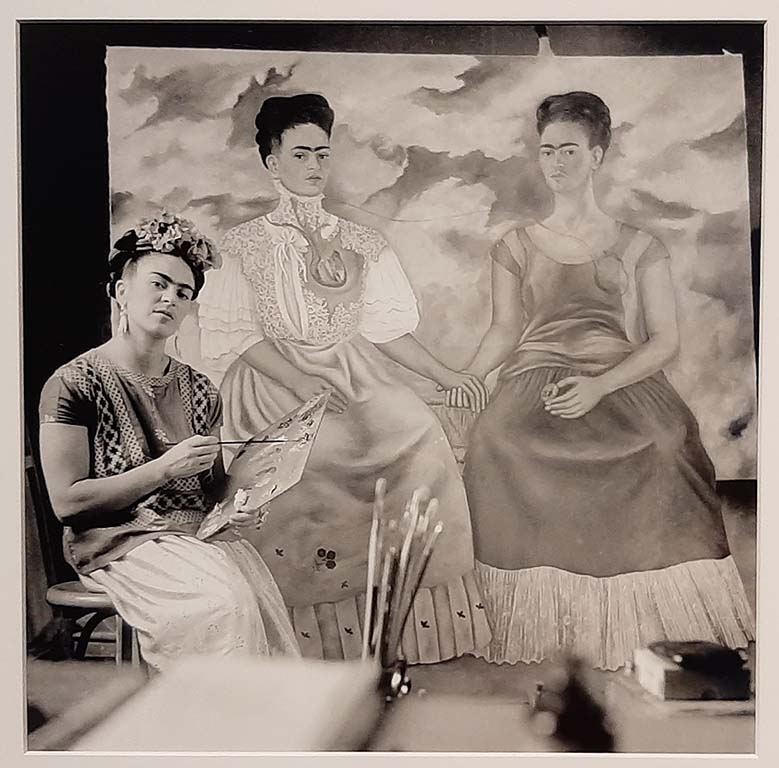 Viva la Frida Frida schildert de twee Frida's (1939) foto Nickolas Murray © foto Wilma Lankhorst.