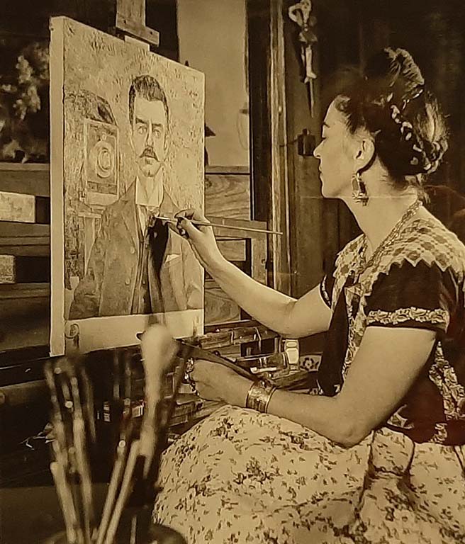 Viva la Frida Kahlo tekent haar vader in haar atelier © foto Museo Dolores Olmedo Mexico Stad