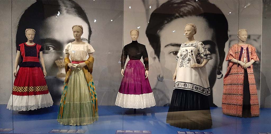 Viva la Frida Frida_Kahlo vitrine met kleding © foto Wilma_Lankhorst.