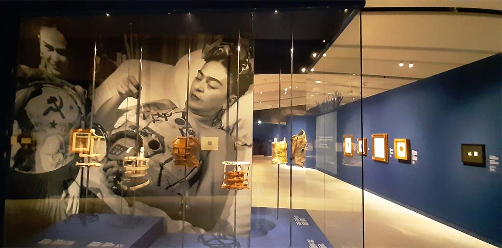 Viva la Frida Frida_Kahlo vitrine met korsetten © foto Wilma_Lankhorst.