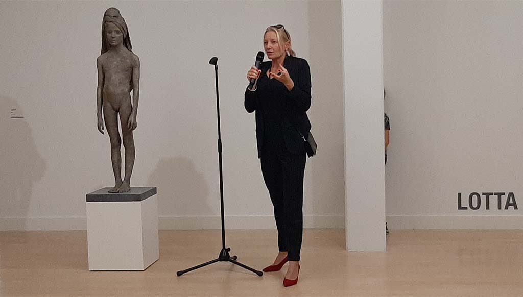 Lotta Blokker tijdens de opening van haar expositie BEELDEN © foto Wilma_Lankhorst