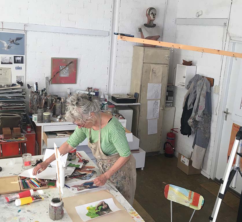 Marlieke Overmeer in haar atelier © foto Marlieke Overmeer