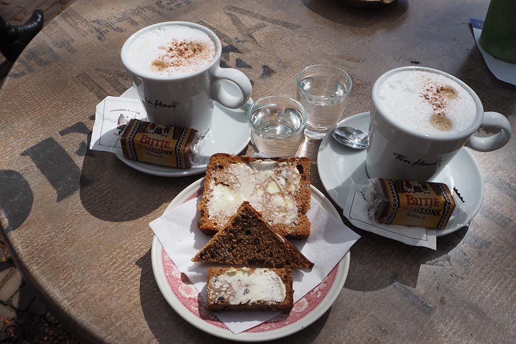 Deventer Koffie met Deventer koek © foto Wilma Lankhorst.