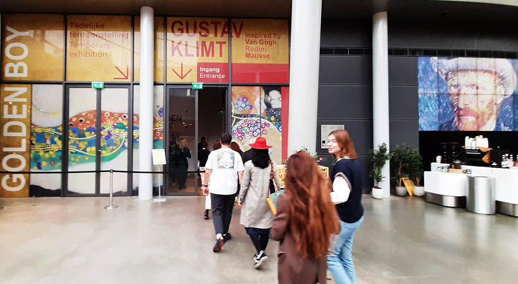 Golden Boy Gustav Klimt in Van Gogh Museum - 10 jaar Wilma Takes a Break