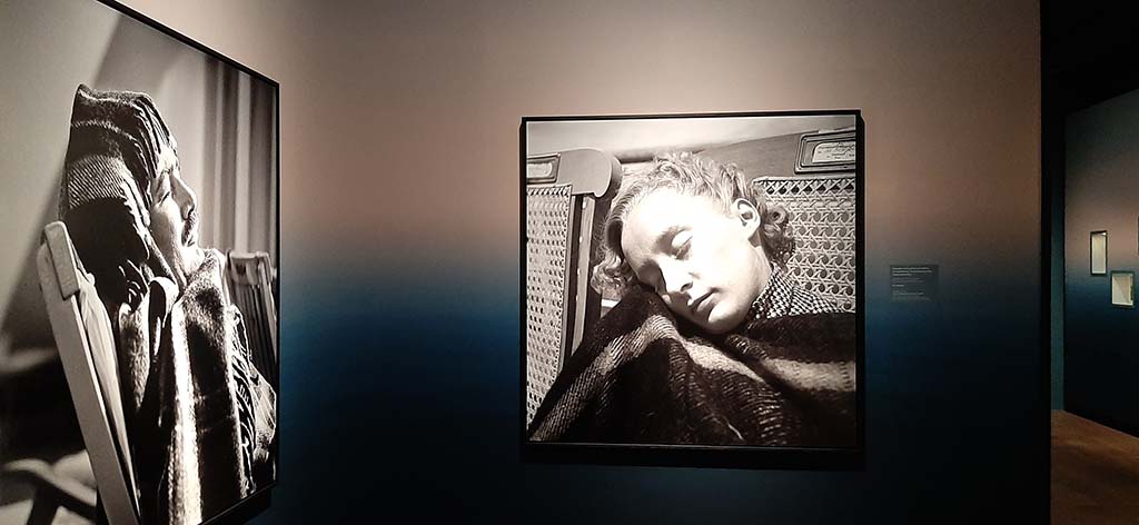 Scheepvaartmuseum Mens_op_zee Slapende Wim Alings (l) © Cas Oorhuys r. slapende vrouw (1966) © Eva Bysnö © foto Wilma_Lankhorst.