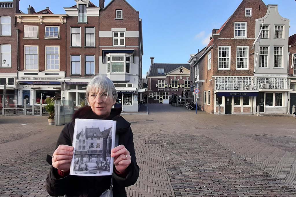 Vermeer Gilde gids Jenny laat een foto zien van Herberg Mechelen, dit gebouw stond achter haar op wat nu de doorloop is © foto Wilma_Lankhorst