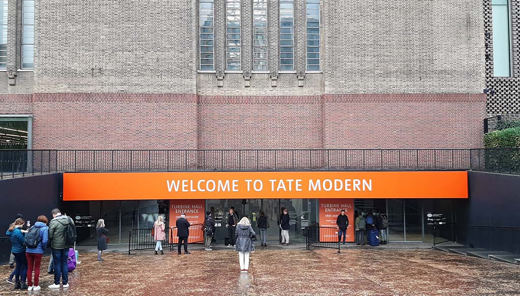 Tate Modern In de rij voor Paul Cezanne © foto Wilma Lankhorst