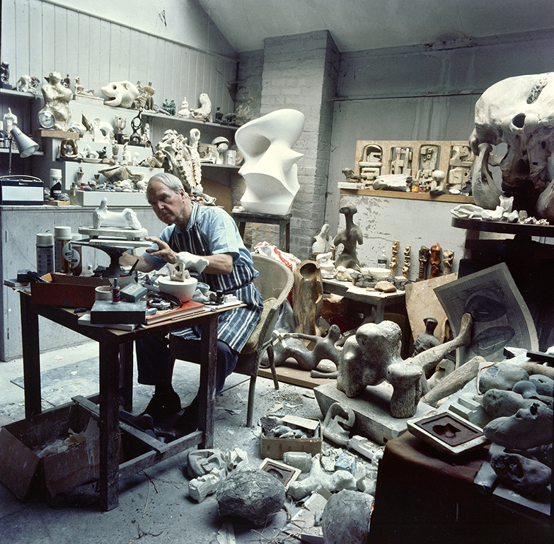 Henry Moore_aan het werk in zijn atelier (c.1968) © foto John Hedgecoe