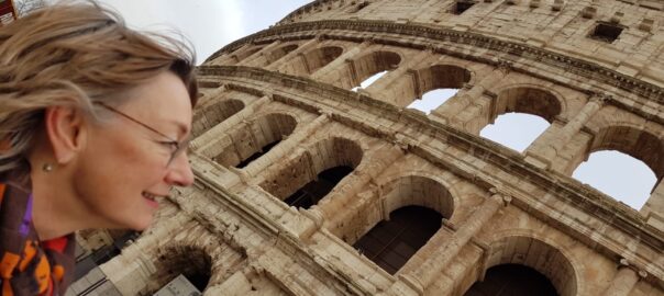 Gerda_Brethouwer bij het Colosseum in Rome © foto privé archief