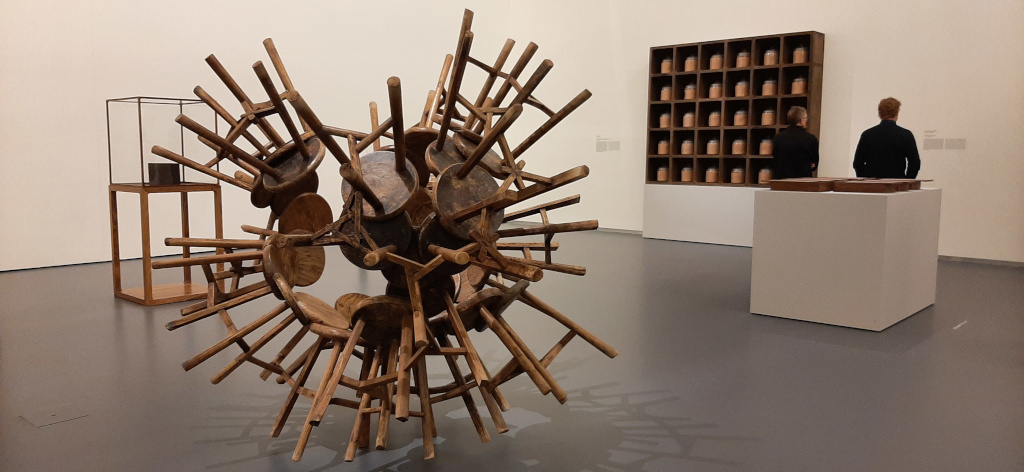 Ai Weiwei Zaalimpressie - links 'grapes' installatie van houten krukje © Ai Weiwei © foto Wilma_Lankhorst
