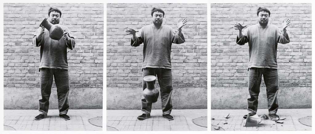 Ai Weiwei_Ai Weiwei gooit een urn uit de Han Dynasty kapot (1995)© Ai Weiwei Studio