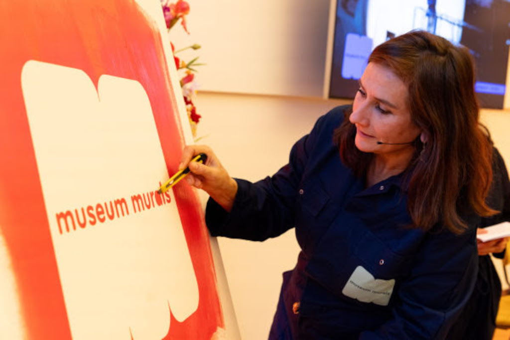 Museum Murals Martine Gosselink (directeur Mauritshuis) onthult het logo © foto Wouter_Vellekoop