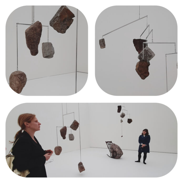 Alicja Kwade Zaal 4 Superheavy Skys (2023) en r. Stella Stella (2022) © Alicja Kwade © foto's Wilma Lankhorst.