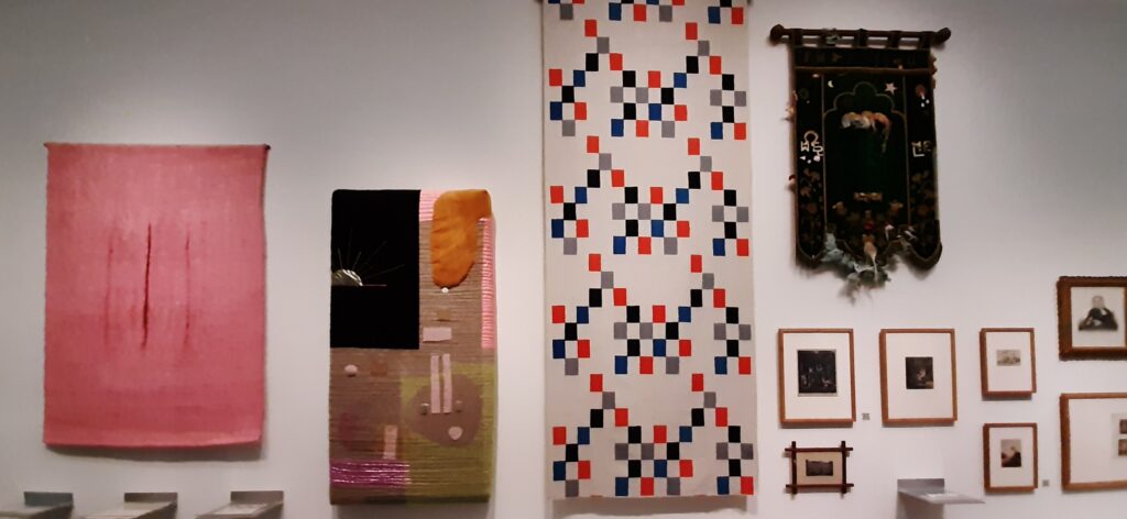 Spuiten en stikken Selectie textielobjecten uit eigen museumcollectie © Crafting Resistance © foto Wilma_Lankhorst