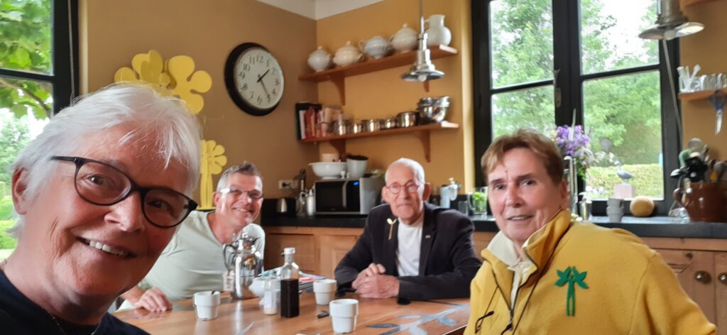 Op de koffie bij Huub en Adelheid Kortekaas in de Tempehof, juni 2024 © selfie Wilma_Lankhorst.