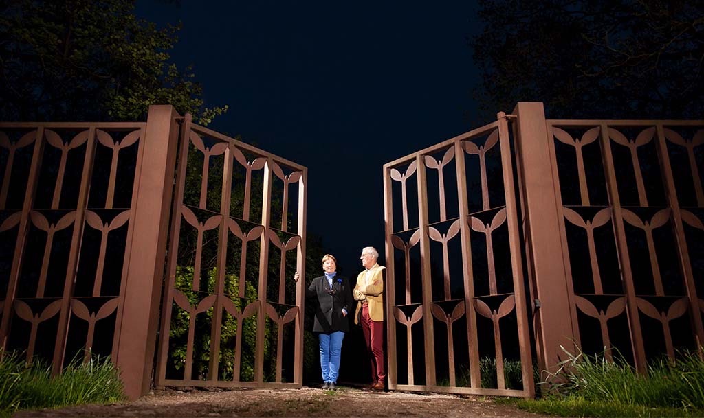Adelheid en Huub Kortekaas bij de toegangspoort tot de Tempelhof © foto A-H Kortekaas.