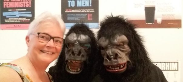 Vrouwelijke_kunstenaars selfie Wilma Lankhorst met Guerrilla Girls - Museum Ludwig Keulen 2016