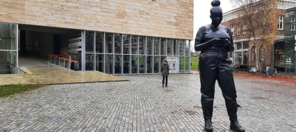 Thomas_J.Price Reaching Out staat voor de Kunsthal © Thomas J. Price © foto Wilma_Lankhorst