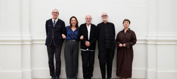 Anselm_Kiefer V.l.n.r. Edwin Becker, Emilie Gordenker, kunstenaar Anselm Kiefer, Rein Wolfs en Leontine Coelewij (2024) © foto Tomek_Dersu_Aaron