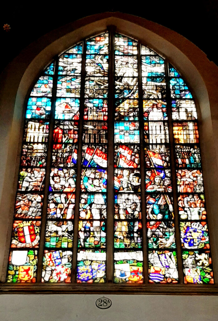 Gouda Glas 28 a vertelt het verhaal van de bevrijding van ons land (1947) © Charles Eyck © foto Wilma_Lankhorst