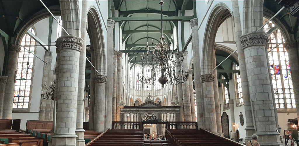 Gouda Sfeerbeeld van het middenschip en de glazen in de St. Janskerk © foto Wilma_Lankhorst