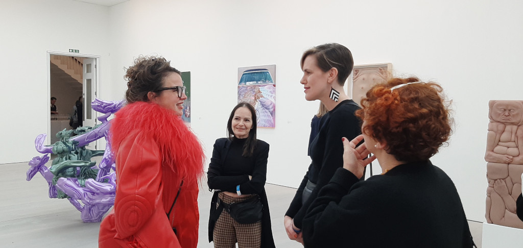 Saatchi Louise te Poele (l) in gesprek met enkele gasten, Lily de Bont op de achtergrond © foto Wilma_Lankhorst