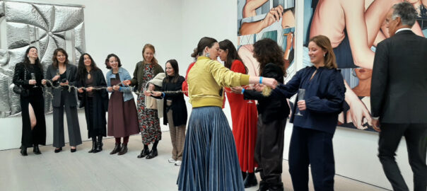 Saatchi Voorbereiding voor het doorknippen van het lint, rechts loopt ambassadeur Paul Huijts © foto Wilma_Lankhorst