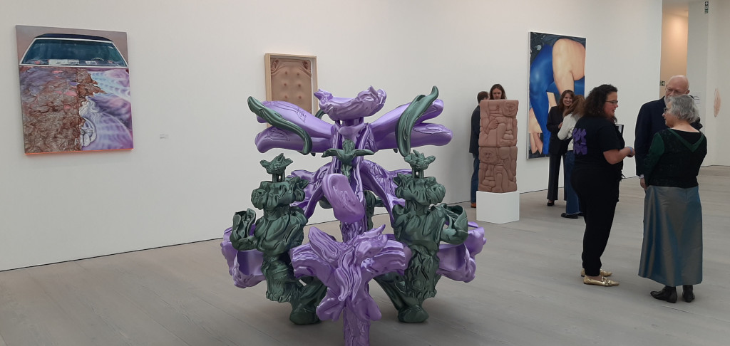 Saatchi Zaalimpressie SOTSOG 2 (c) Another Now (2024) © Audrey Large © foto Wilma_Lankhorst