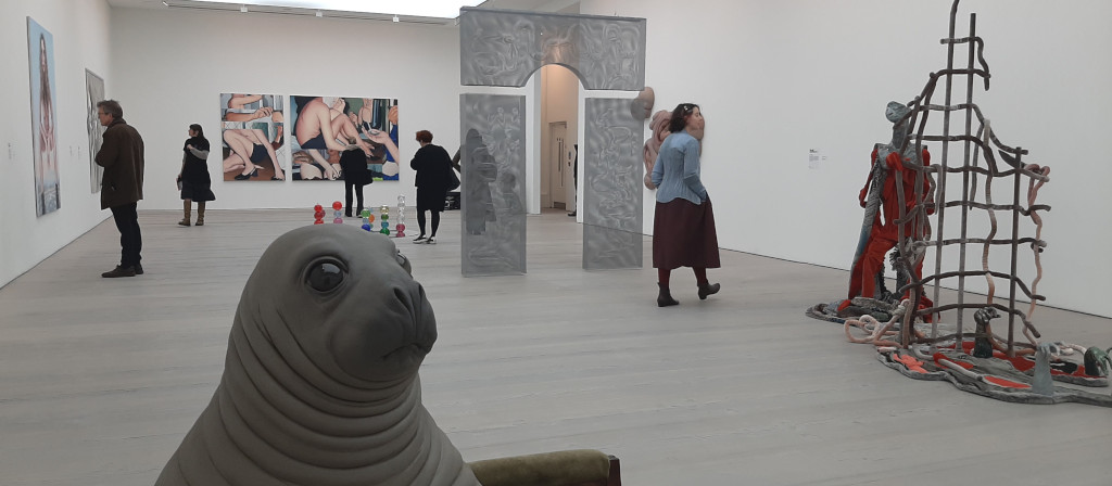 Saatchi Zaalimpressie SOTSOG 2 links sculptuur Margriet van Breevoort © foto Wilma_Lankhorst