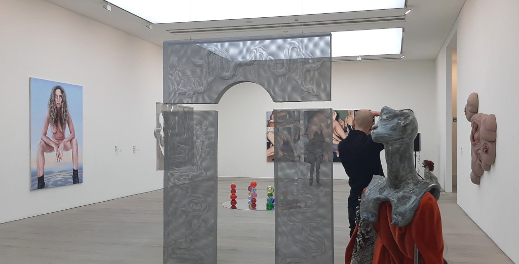 Saatchi Zaalimpressie - c. Closing the flowers (2025) © Bregje Sliepenbeek - Phoebe Anna Traquair - closing flowerd at night © foto Wilma Lankhorst