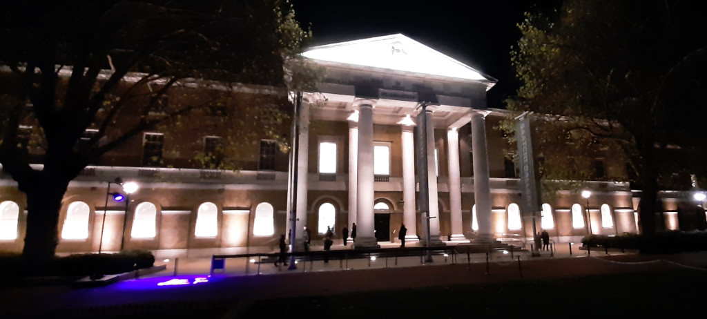 Saatchi sfeerbeeld van de hoofdingang © foto Wilma_Lankhorst