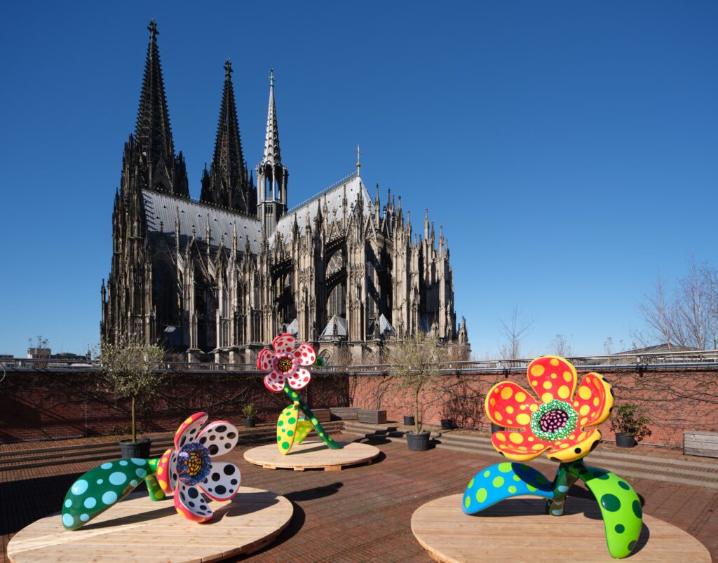 Drie grote bloemen op het dakterras van Museum Ludwig Yayoi Kusama (2018) © foto Wilma_Lankhorst.