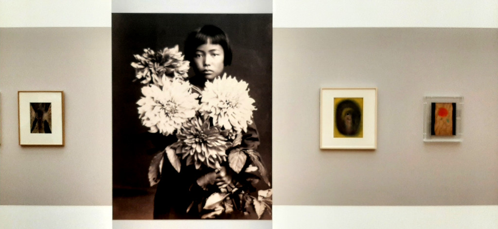 Zaalimpressie kinderjaren in Japan © foto Yayoi Kusama.
