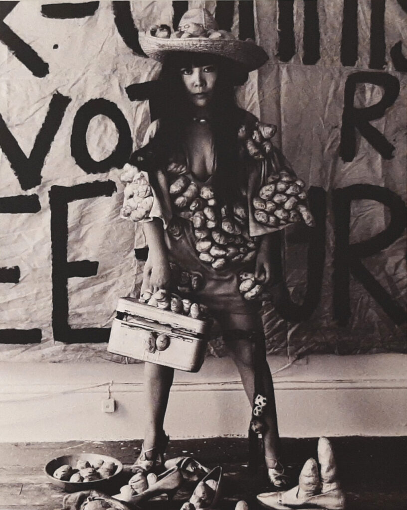 Kusama in haar eigen modecreatie met fallus sculpturen (zonder titel, NY 1971) © foto Yayoi Kusama.