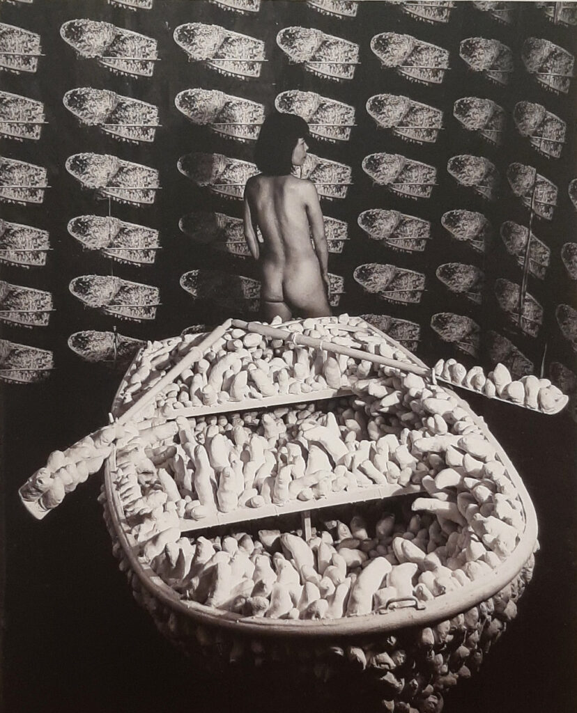 Yayoi_Kusama Kusama in haar installatie Aggregation Row boats © foto Yayoi Kusama