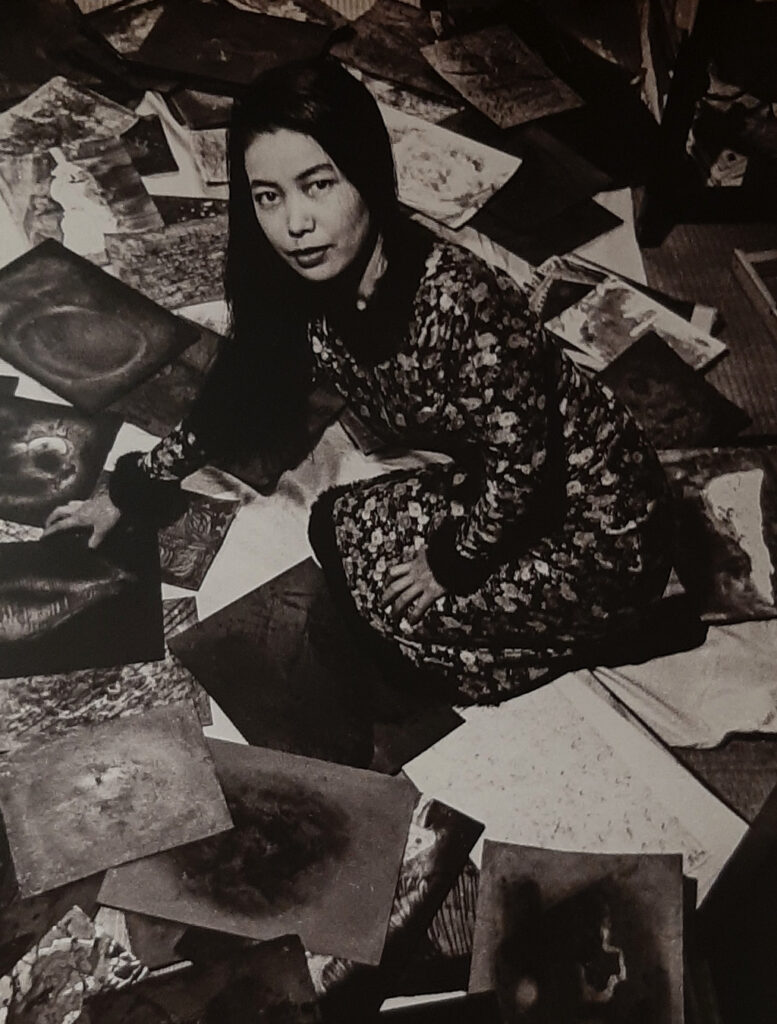 Yayoi_Kusama Kusama tussen haar werk in haar ouderlijk huis (1957) © foto Yayoi Kusama.